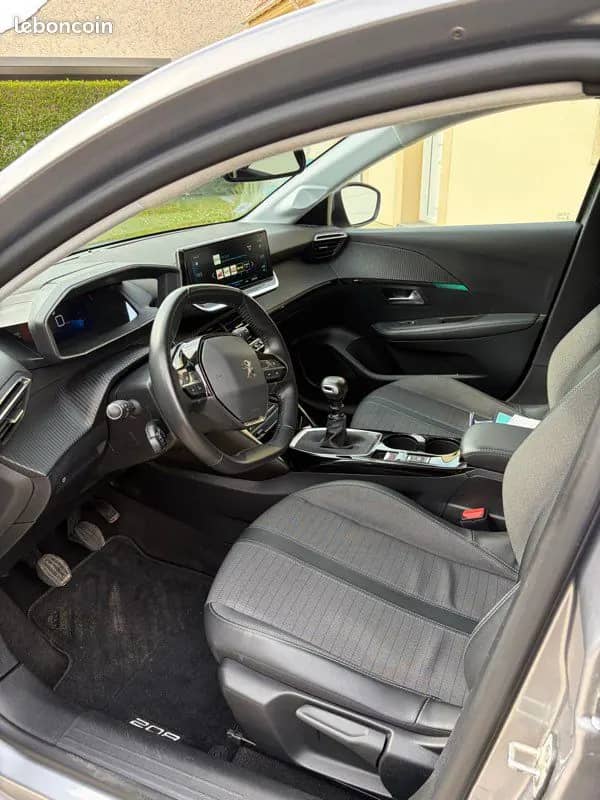 Peugeot 208 1.2 puretech 100 CV allure · photo 3
