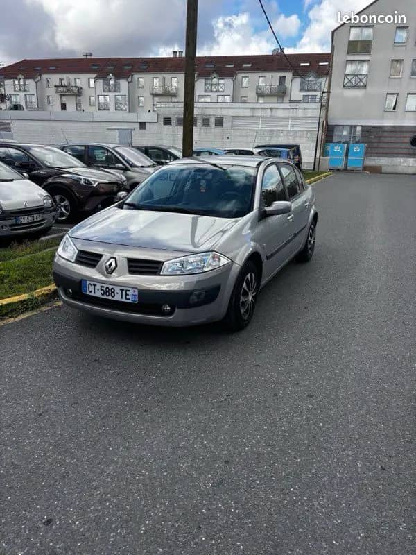 Renault Mégane 1,6i boite auto accidenté · photo 1