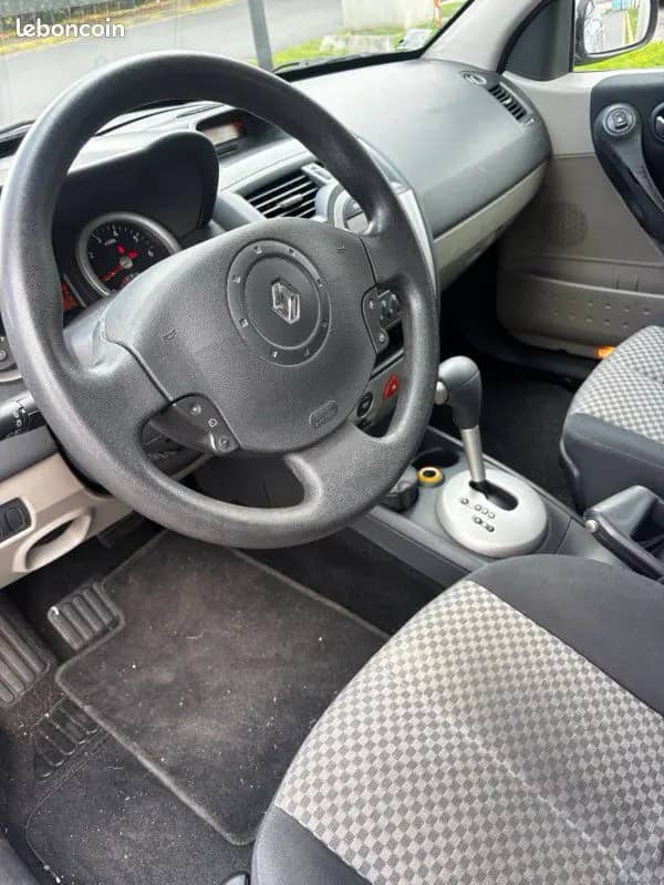 Renault Mégane 1,6i boite auto accidenté · photo 4