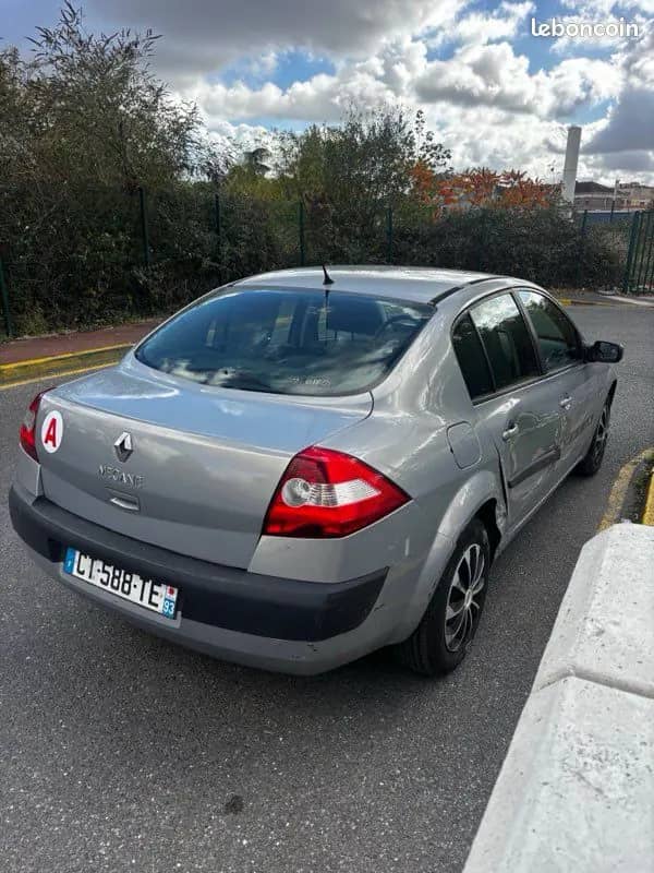 Renault Mégane 1,6i boite auto accidenté · photo 5