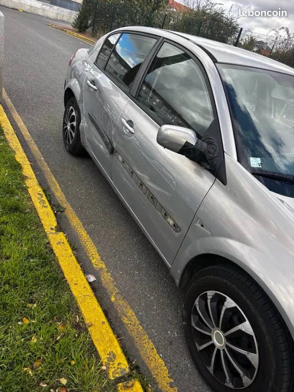Renault Mégane 1,6i boite auto accidenté · photo 2