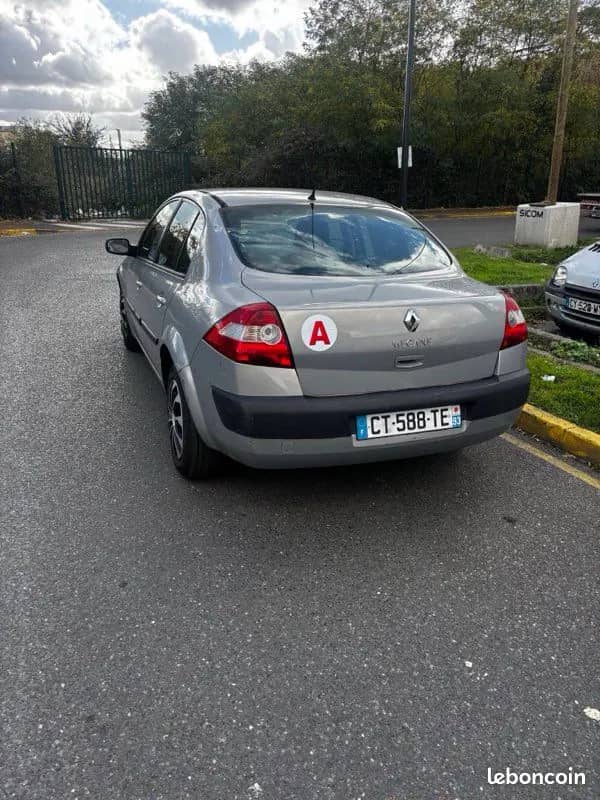 Renault Mégane 1,6i boite auto accidenté · photo 3