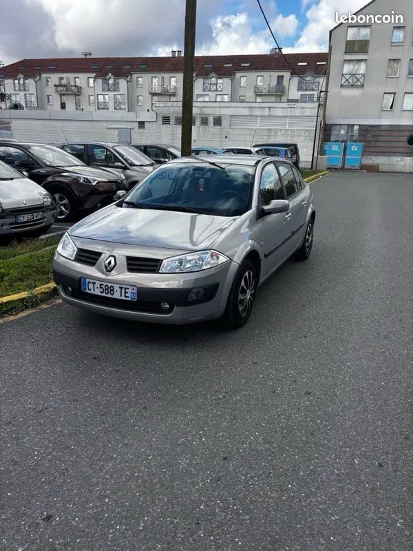 Renault Mégane 1,6i boite auto accidenté · photo 1