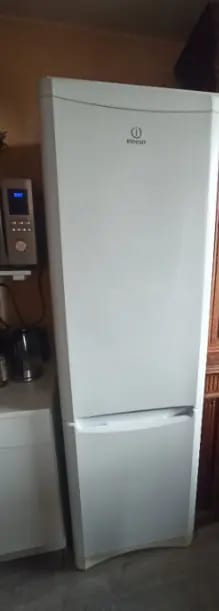 Réfrigérateur congélateur Indesit · photo 1