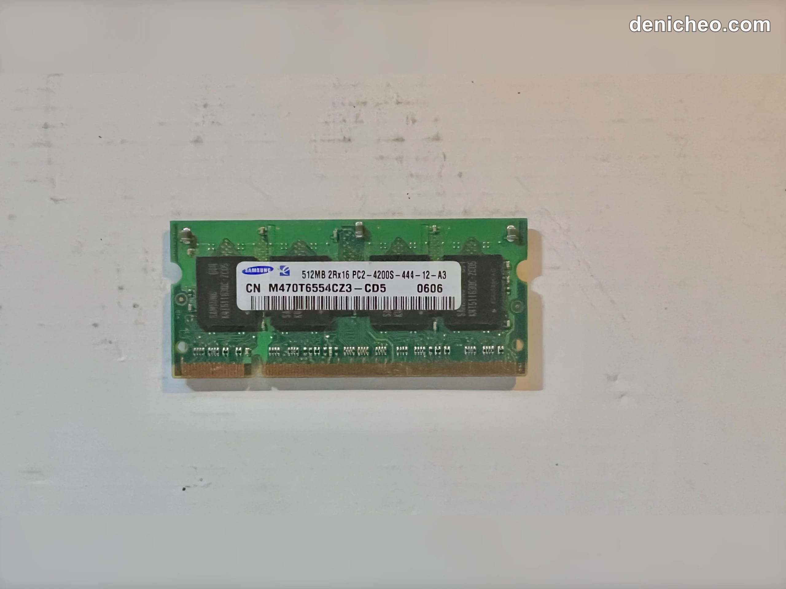 Samsung - Barrette/module mémoire vive RAM 512Mo - DDR2 - SO-DIMM - PC2-4200S - 533MHz - CL4 - 1.8V - Non-ECC - 2Rx16 - · photo 1