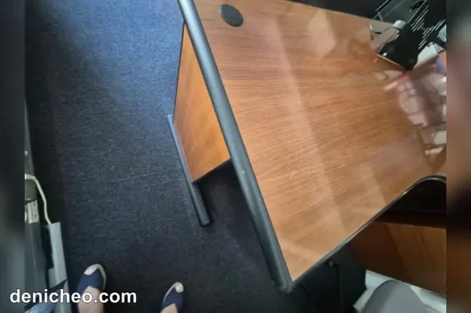 Grand bureau de direction en bois vernis · photo 1